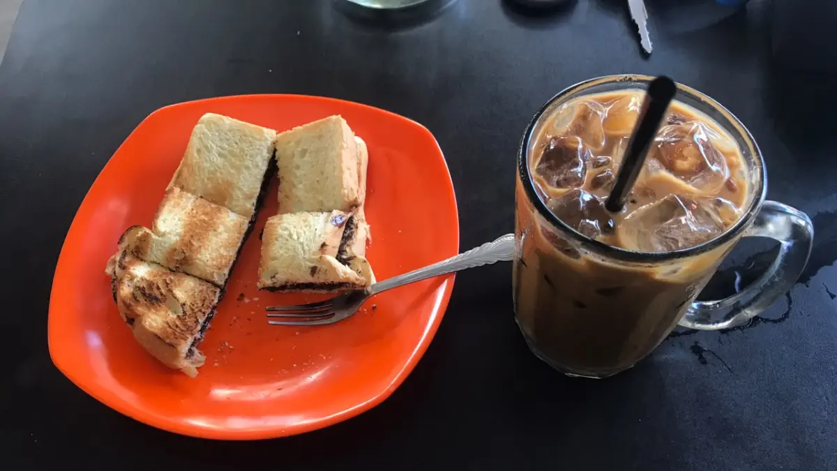 Selain kopi, Kedai Nam Min juga mempertahankan kualitas dengan memproduksi roti tanpa pengawet. (FOTO MUHAMMAD TAUFIK/KP)