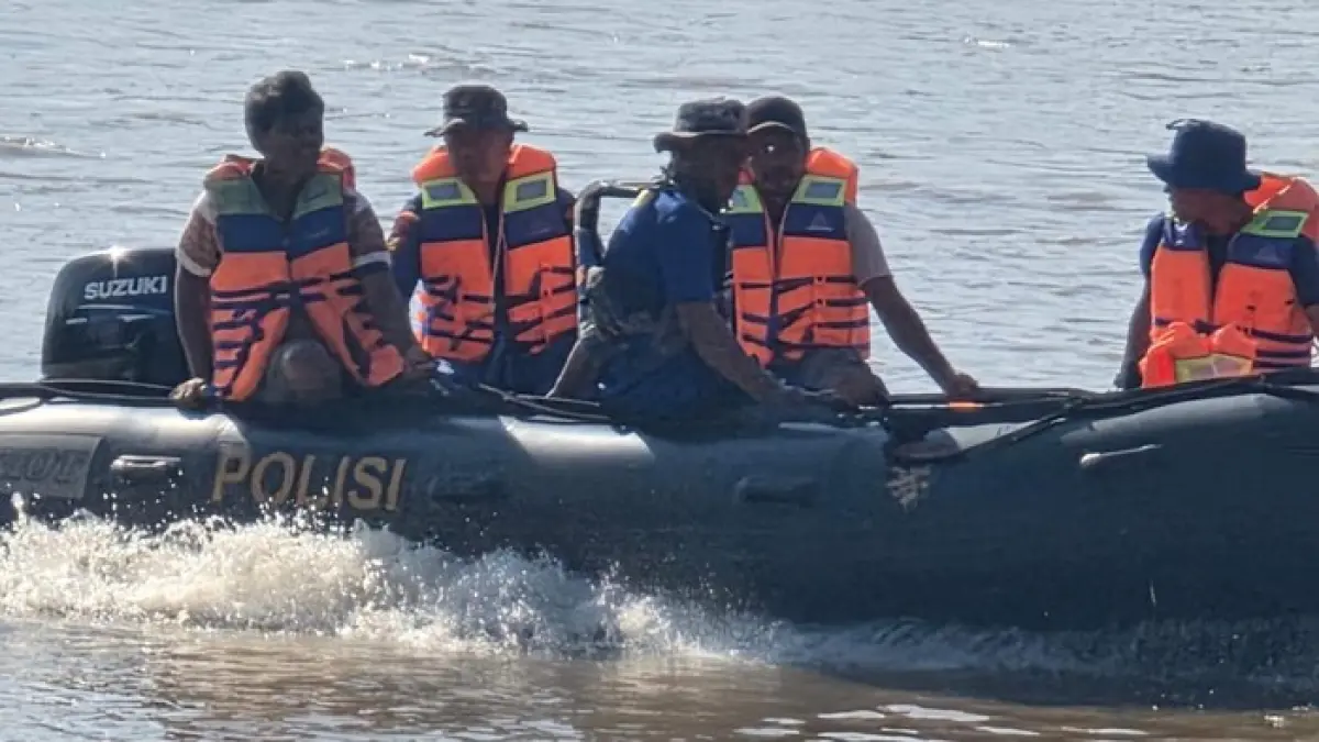 SISIR SUNGAI; Aparat Brimob dikerahkan untuk menyusuri area sungai guna melakukan pencarian terhadap anggota polisi yang dinyatakan hilang pascabentrokan dalam operasi penggerebekan narkoba di Katingan.(Dok. Polres Katingan)