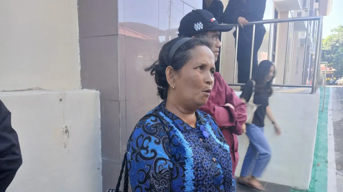 &nbsp;

&nbsp;

TAHAN KECEWA: Naomi Yusri, ibu korban pembunuhan, menyampaikan kekecewaannya akibat ditundanya sidang pembacaan putusan terhadap terdakwa Mansyur.