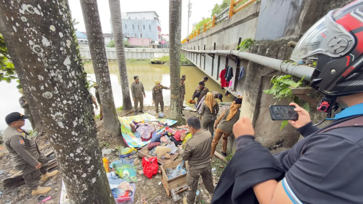 TERTIB: Tim Satpol Samarinda ketika menertibkan bangunan liar di bawah jembatan Ruhui Rahayu, Kecamatan Samarinda Ulu, Senin (6/7).