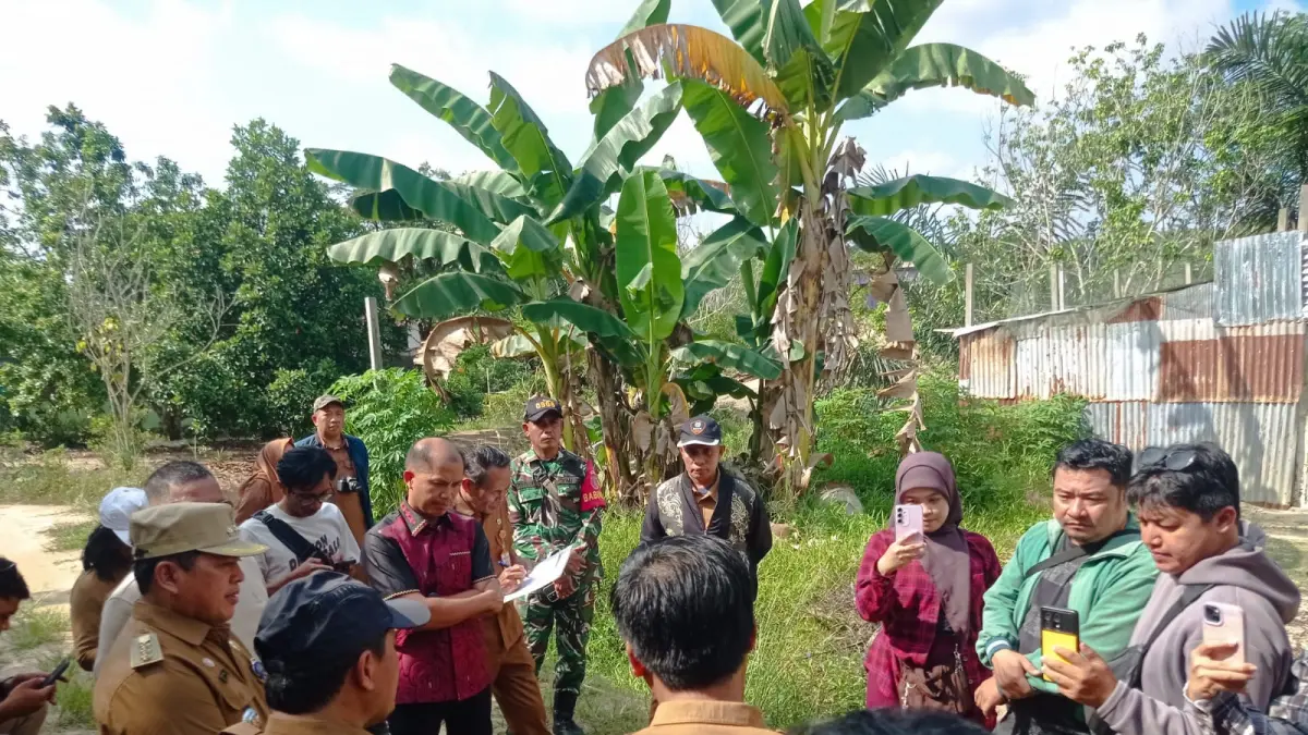 TINJAU LAPANGAN: Komisi C DPRD Bontang melihat saluran drainase di Gang Nusantara, RT 1, Kelurahan Kanaan pada kunjungan yang diagendakan Senin (6/7/2026). (FOTO: ADIEL KUNDHARA/KP)