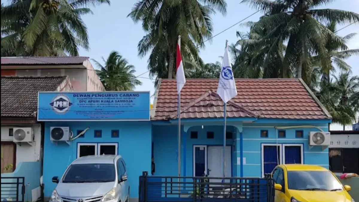 WADAH ASPIRASI: Kantor DPC APBMI Kuala Samboja di Kutai Kartanegara. Melalui Sekretariat Forum IUP-IKN, sedikitnya 50 perusahaan penyedia jasa bongkar muat kearifan lokal kini merapatkan barisan meminta relaksasi perpanjangan izin dermaga logistik. (IST)