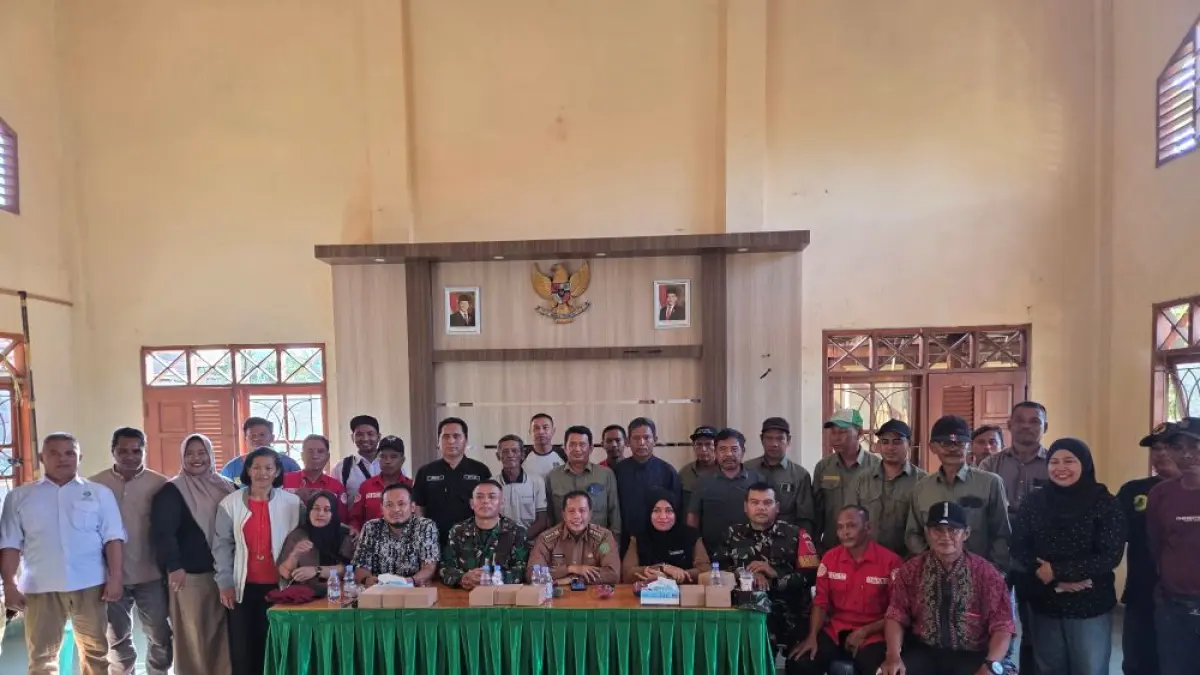 MENCARI KEPASTIAN: Pertemuan puluhan ketua RT dan tokoh masyarakat Kelurahan Sungai Merdeka di Balai Pertemuan Umum Kantor Kelurahan Sungai Merdeka, Kecamatan Samboja Barat, Senin (6/7). Warga menuntut kejelasan status lahan pertanian mereka pasca-adanya pemanggilan hukum terkait tuduhan perambahan hutan di deliniasi IKN.