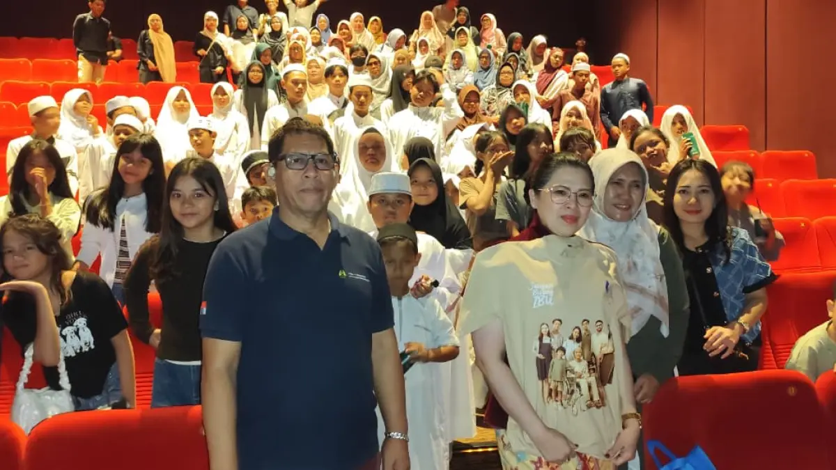 BERBAGI: Fithresia Marcelina (depan, kiri) bersama anak-anak dari Ponpes Darul Falah, usai agenda nobar di XXI Big Mall Samarinda, Selasa (7/7).