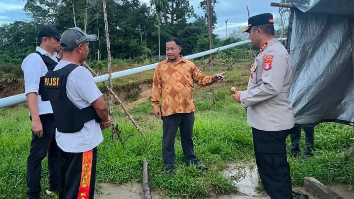 CEK LOKASI: Choirul Anam, komisioner Kompolnas  saat mengecek lokasi kejadian di Katingan, Kalteng, Senin sore.(Humas Polres Katingan)

