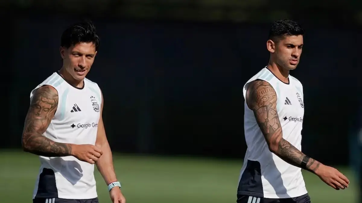 Cristian Romero dan Lisandro Martinez memiliki ritual unik saling memberi air suci sebagai bentuk motivasi sebelum pertandingan Argentina. (LA NACION)