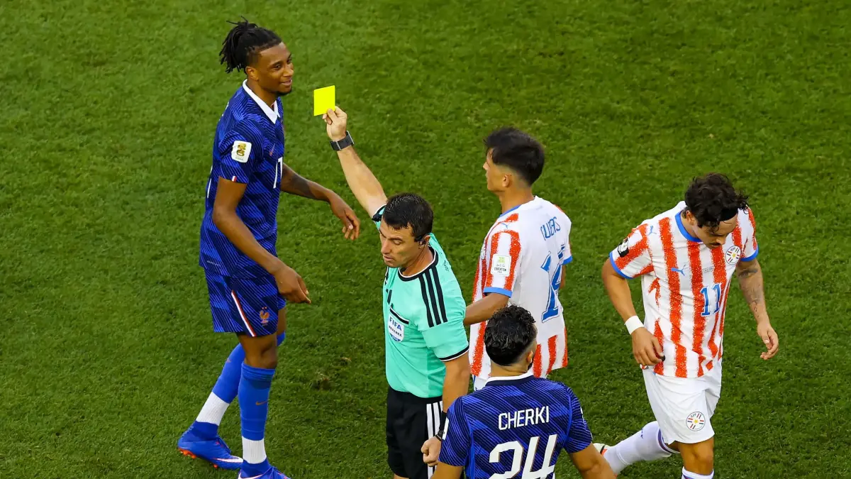 Gelandang serang Prancis Michael Olise menerima kartu kuning yang dianggap Federasi Sepak Bola Prancis (FFF) tidak layak saat menghadapi Paraguay pada babak 16 besar Piala Dunia 2026. (AL BELLO/AFP)