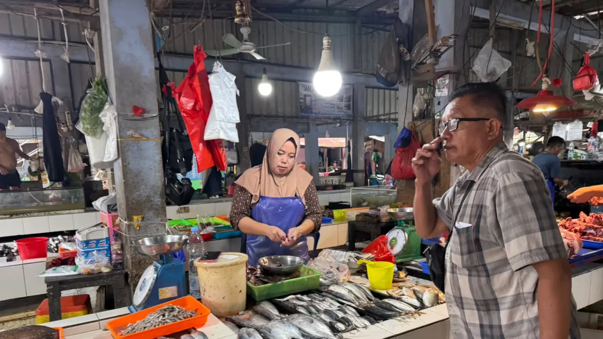Gelombang tinggi menghambat aktivitas nelayan sehingga pasokan ikan tangkap berkurang ketika kebutuhan masyarakat sedang meningkat.