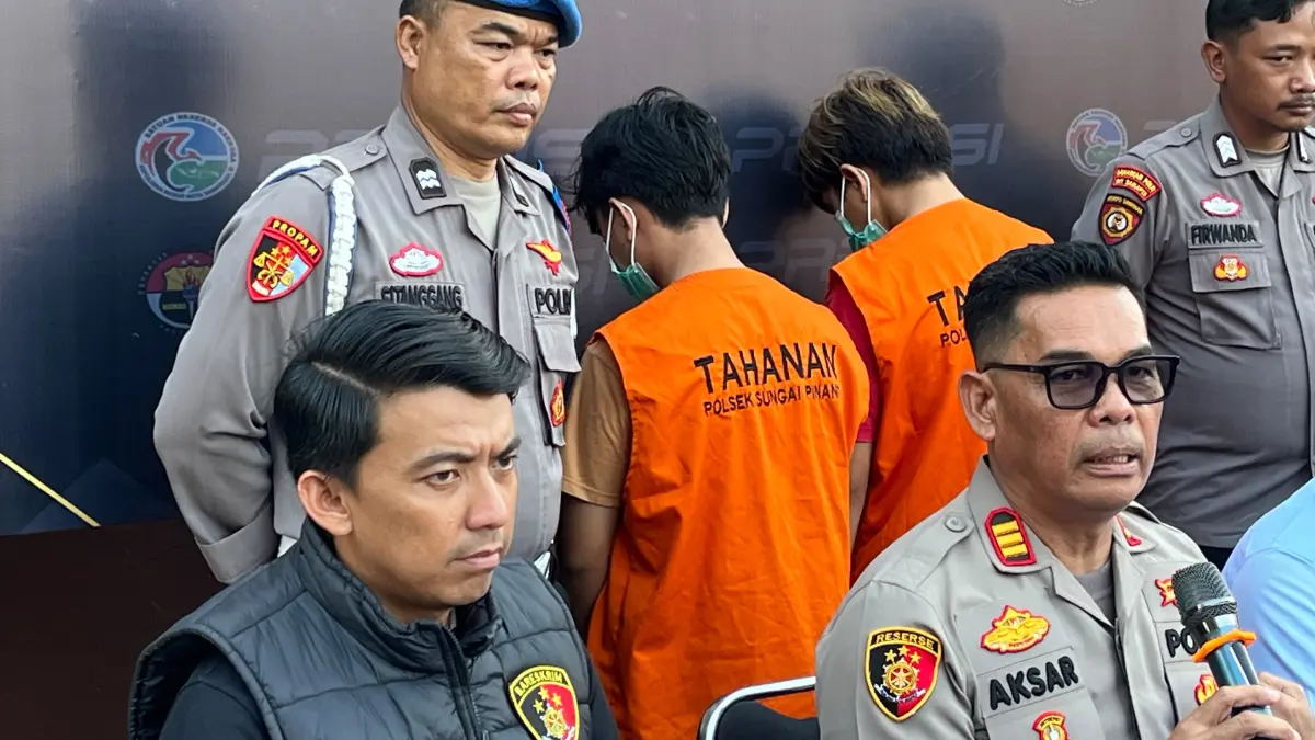 UNGKAP MODUS: Polisi menghadirkan tersangka beserta barang bukti saat merilis pengungkapan kasus perampokan dan pembobolan sejumlah toko di wilayah Bengkuring. Pelaku diketahui kerap berganti penyamaran beberapa kali dalam semalam untuk mengelabui petugas. (NASYA RAHAYA)