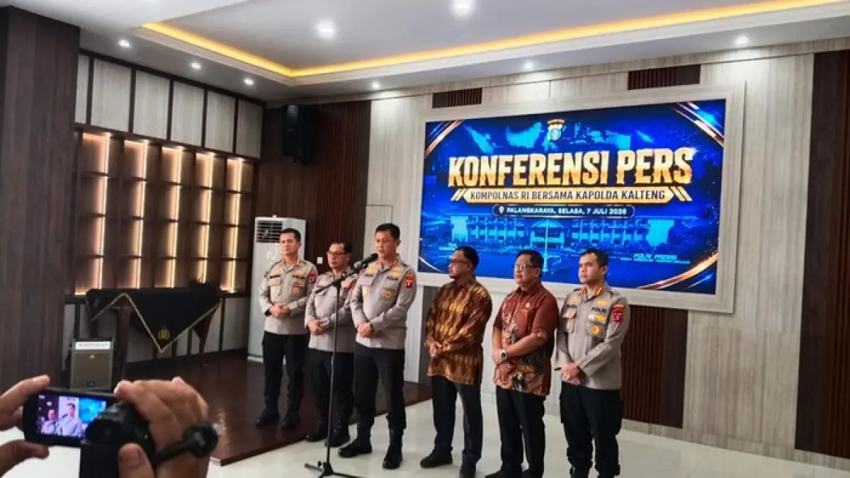 KONFERENSI PERS: Kapolda Kalteng, Iwan Kurniawan (depan mik), saat konferensi pers bersama Kompolnas di Mapolda Kalteng, Selasa. (Humas Polda Kalteng)

