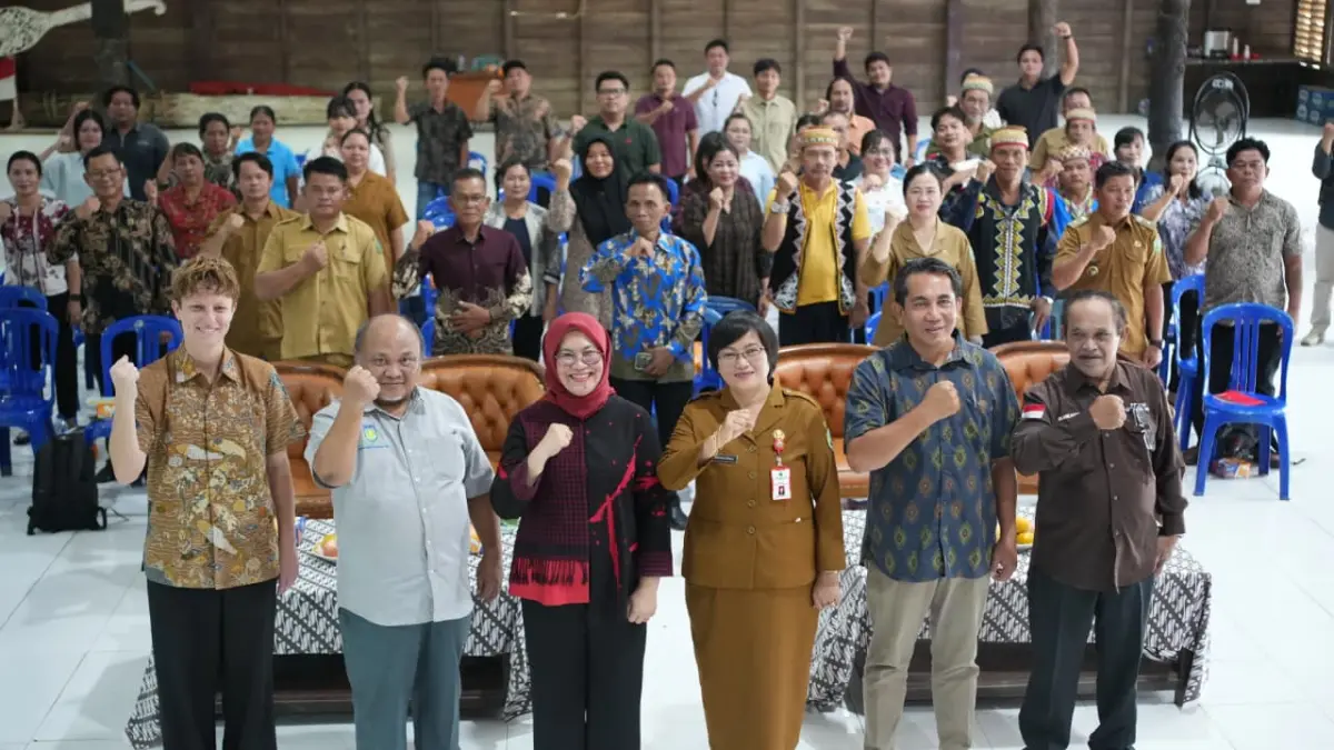 Kristina Tening (tiga kanan) dan Ade Siti Barokah (tiga kiri) usai membuka Pertemuan Multi Stakeholder Sosialisasi Program EnABLE di Balai Adat Ujoh Bilang, Selasa (7/7). (JODY KRISTIANTO/KP)