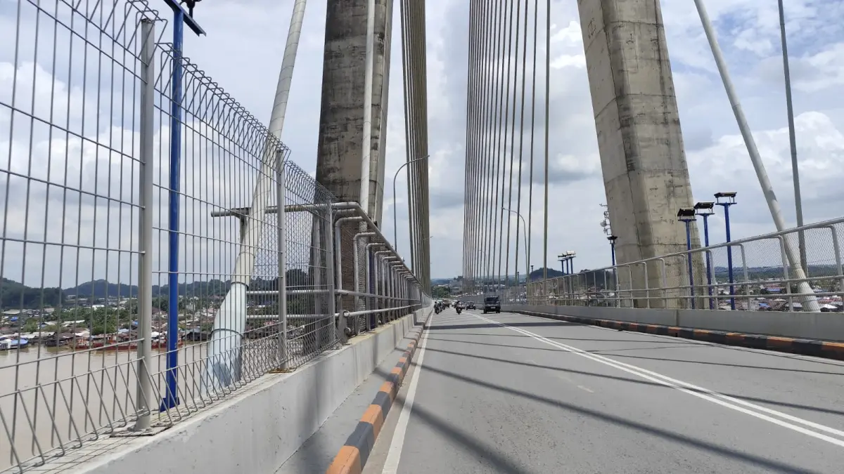 MASIH GELAP: Dishub urung melelang proyek pengadaan PJU untuk kembali menerangi Jembatan Achmad Amins, kecamatan Palaran.