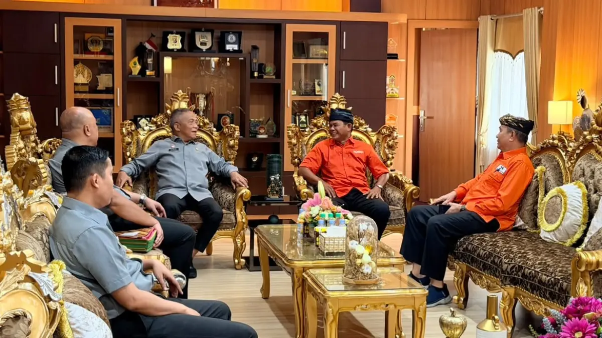 Momen Kantor Wilayah Kementerian Hukum Kalimantan Timur menyerahkan Surat Keterangan Terdaftar kepada DPW Partai Gerakan Rakyat Provinsi Kalimantan Utara di Kantor Wilayah Kementerian Hukum Kalimantan Timur, Senin, 6 Juli 2026. (IST)