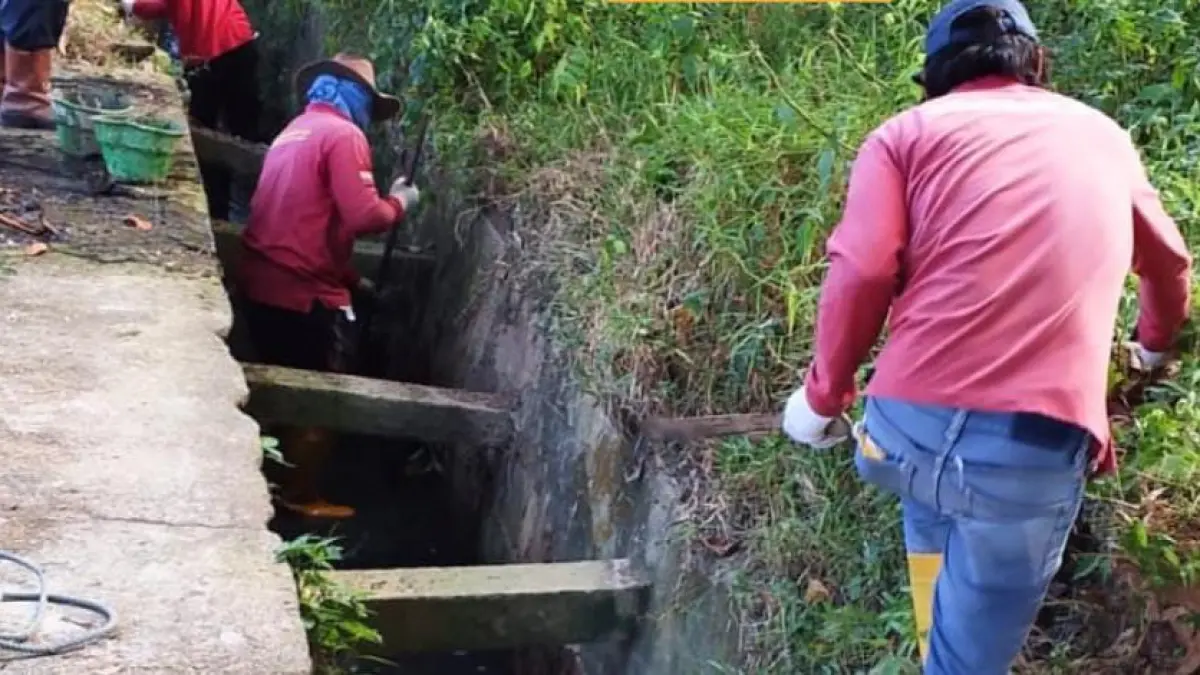 NORMALISASI SALURAN: Anggota Pasukan Bersih Sungai milik Dinas PUPRK Kota Bontang saat menguras endapan lumpur secara manual di Jalan Cipto Mangunkusumo (ADIEL KUNDHARA/KP)