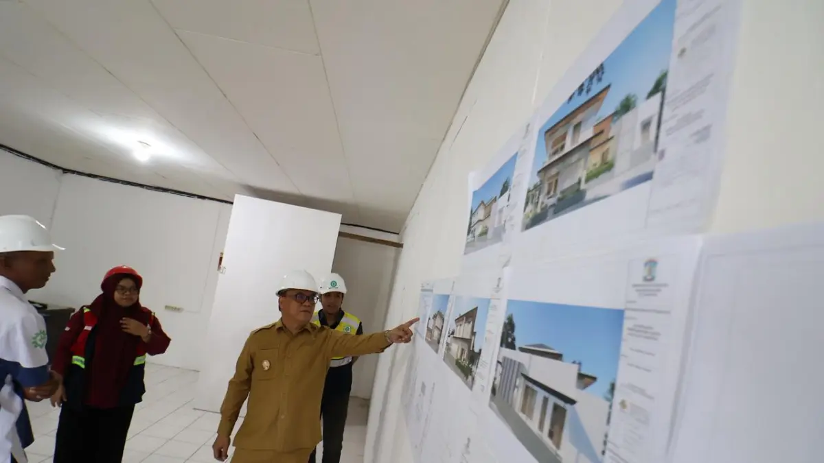 PANTAU: Wakil Wali Kota Balikpapan, Bagus Susetyo, saat melakukan kunjungan lapangan untuk memantau progres pembangunan Rumah Jabatan Wakil Wali Kota Balikpapan di Jalan ARS Muhammad, Selasa (7/7/2026). (ANGGI/KP)