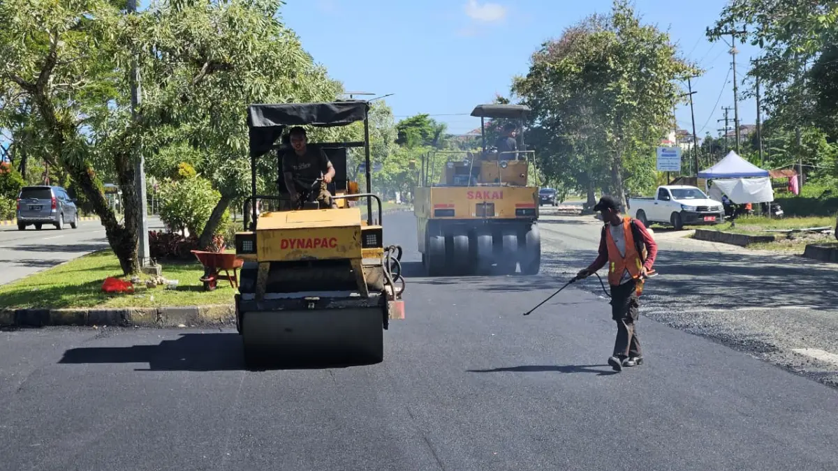 Petugas BBPJN Kaltim melakukan pengaspalan pada salah satu titik jalan berlubang di Kelurahan Nenang, Penajam, Senin (6/7/2026).