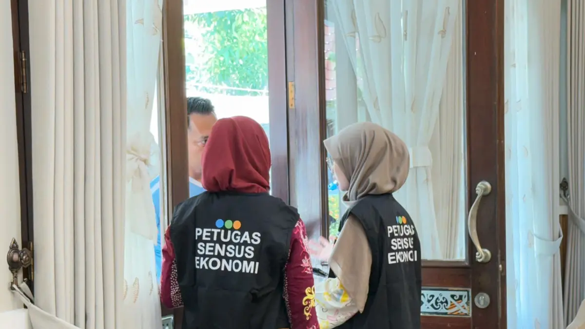 POTRET DUNIA USAHA: Petugas saat melakukan pendataan sampel usaha masyarakat. Kepala BPS Kaltim Mas