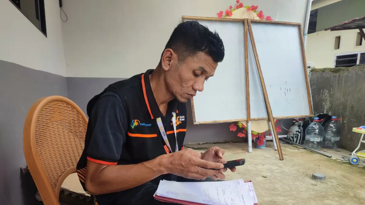 Petugas BPS saat memberikan penjelasan kepada warga mengenai pentingnya akurasi data usaha. Kepala BPS Paser Bayu Prasetyo memastikan data Sensus Ekonomi 2026 aman dan tidak berhubungan dengan sektor perpajakan sesuai amanat PMK Nomor 8 Tahun 2026.