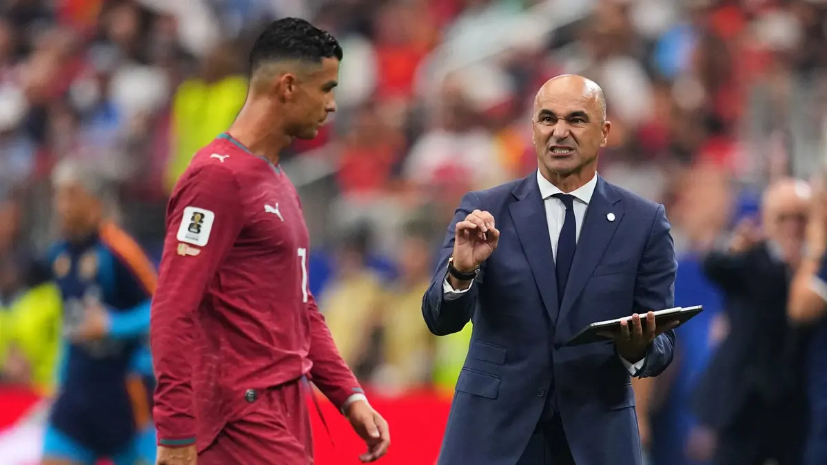Roberto Martinez memberikan arahan kepada Cristiano Ronaldo. (AP)