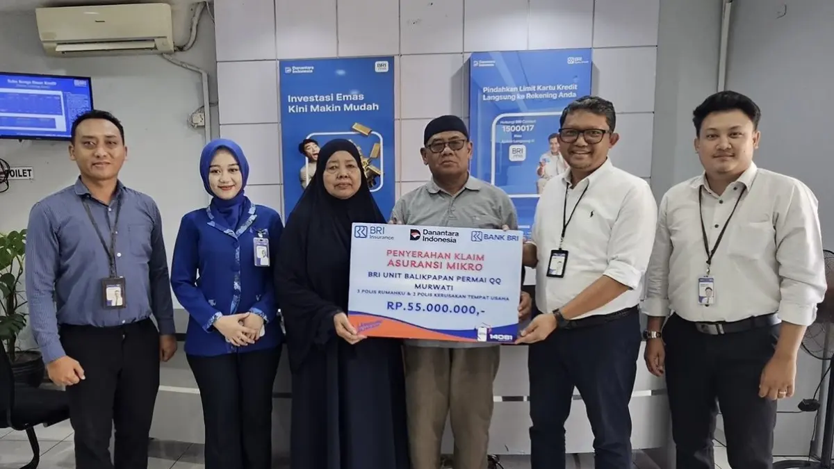 SERAH TERIMA: Penyerahan klaim Asuransi Mikro Kerusakan Tempat Usaha dan Rumahku kepada nasabah atas nama Murwati&nbsp;yang mengalami musibah kebakaran rumah dan tempat usaha.