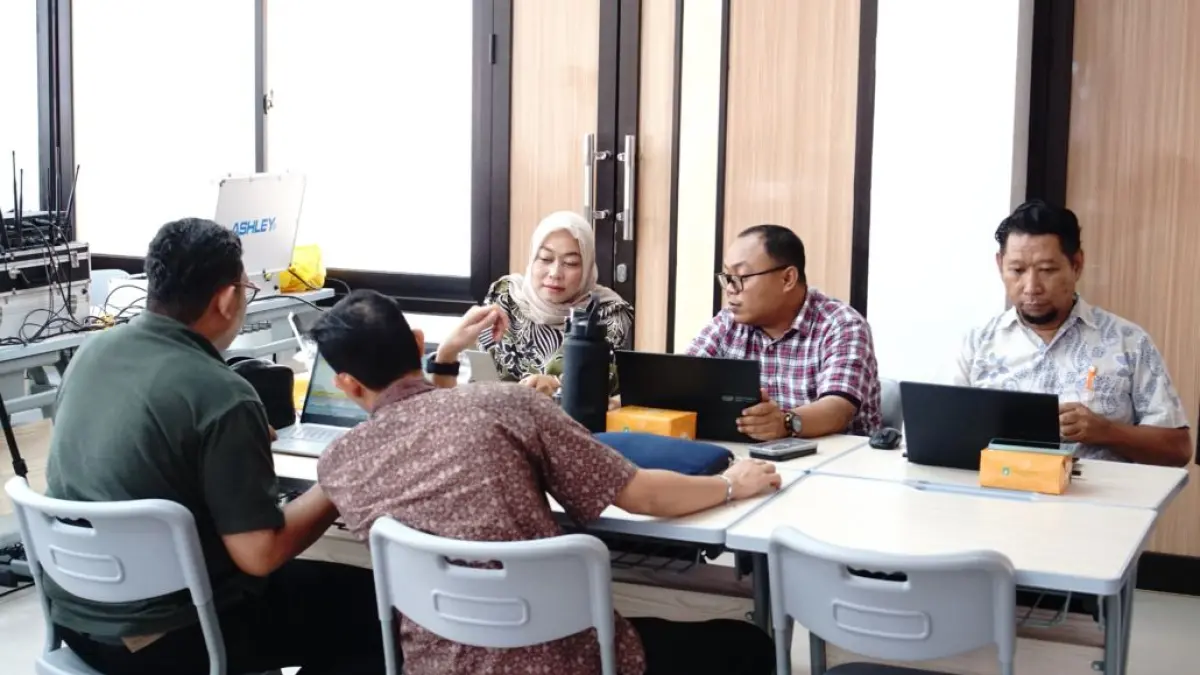 SERIUS: Dosen Fakultas Ekonomi dan Bisnis (FEB) diskusi dengan topik agar mahasiswa memiliki kemampuan membangun usaha dengan memanfaatkan perkembangan teknologi.