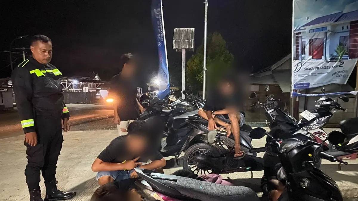 SISIR JALAN: Personel Polsek Waru, Polres PPU, menyisir jalan negara untuk meminimalisir balap liar.(HUMAS POLRES PPU)