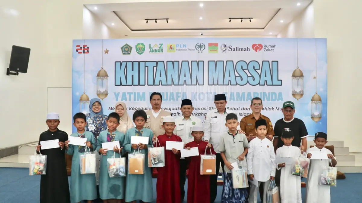 Suasana sesi foto bersama usai pelaksanaan khitanan massal.