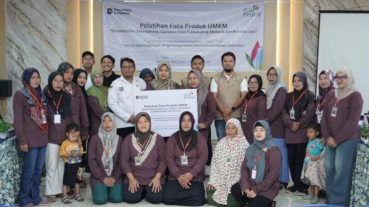 TAMBAH ILMU: PLN UIP KLT melalui UPP KLT 1 bersama Pemerintah Desa Saing Prupuk dan para pelaku UMKM berfoto bersama seusai kegiatan Pelatihan Fotografi Branding UMKM di Kantor Desa Saing Prupuk, Kabupaten Paser.