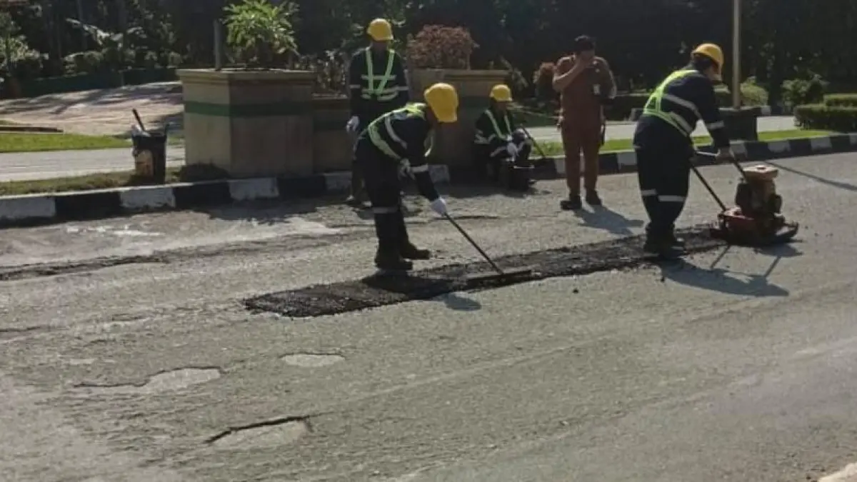 TERBATAS:&nbsp;Anggaran perbaikan dari pemerintah pusat untuk jalan nasional di Kota Bontang tidak ada maka lubang yang ada ditutup memakai material aspal dingin oleh Dinas PUPRK Bontang. (ADIEL KUNDHARA/KP)