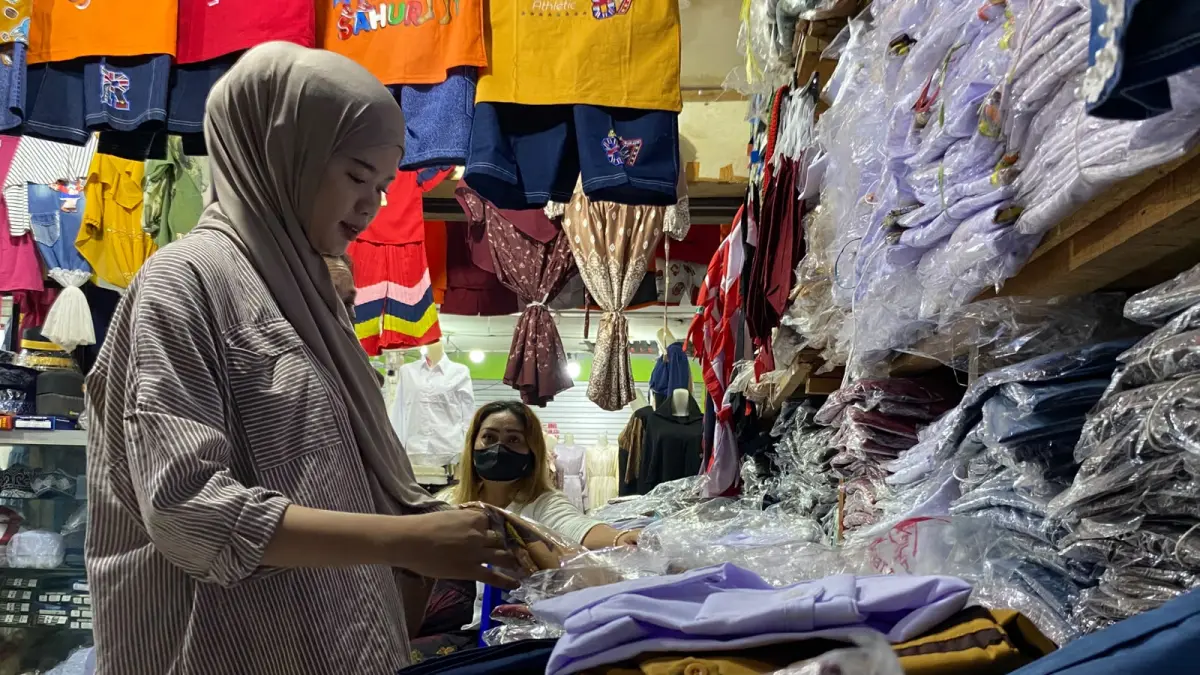 Aktivitas pedagang seragam sekolah di Pasar Klandasan, Balikpapan. (FOTO DINA ANGELINA/KP)