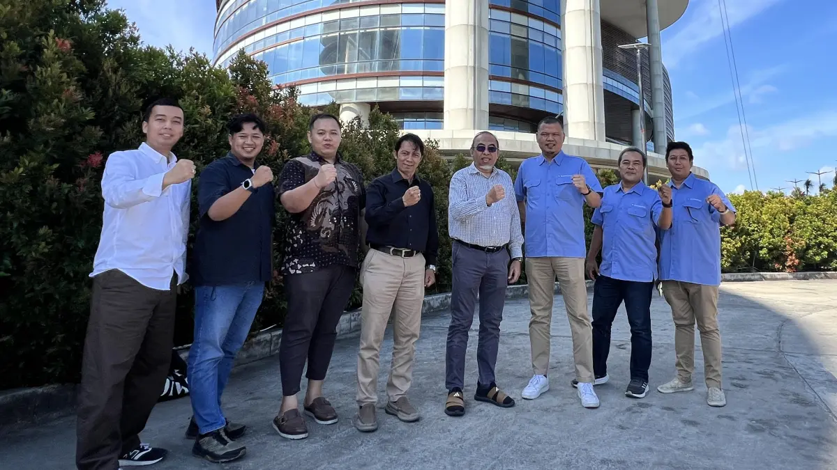 Aries Adriyanto (empat kanan) dan Erwin D Nugroho (tiga kanan) bersama manajemen Plaza Balikpapan dan Borneo Bay. (FOTO ROMDANI/KP)