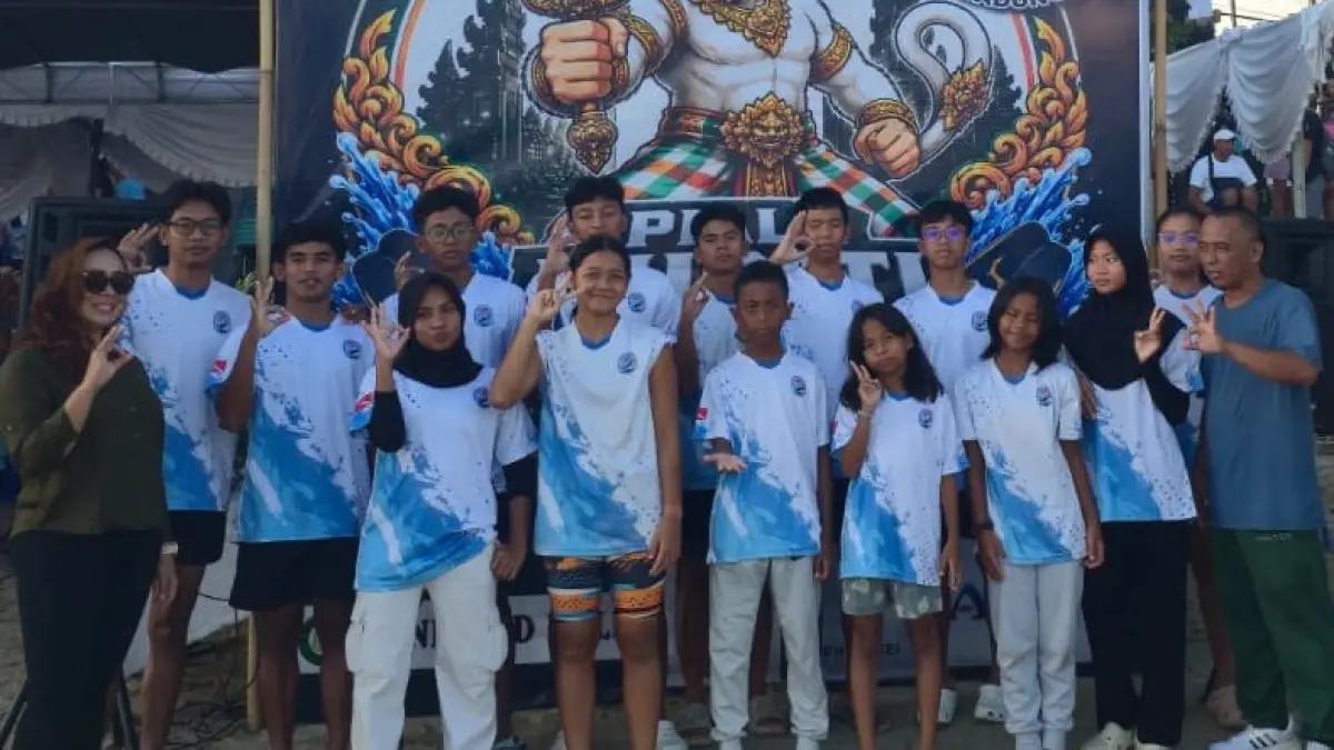 Atlet selam Samarinda menunjukkan medali yang diraih pada nomor laut Kejuaraan Nasional Bupati Badung Finswimming Open 2026 di Pantai Muaya Jimbaran, Badung, Bali. 