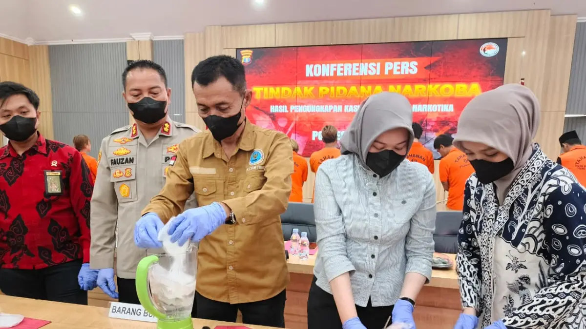 DIMUSNAHKAN: Pemusnahan barang bukti sabu hasil pengungkapan sejumlah perkara narkotika. Sepanjang semester pertama 2026, Polres Kutim menangani 112 perkara narkoba dengan 131 tersangka diamankan. (JUFRIADI/KP)