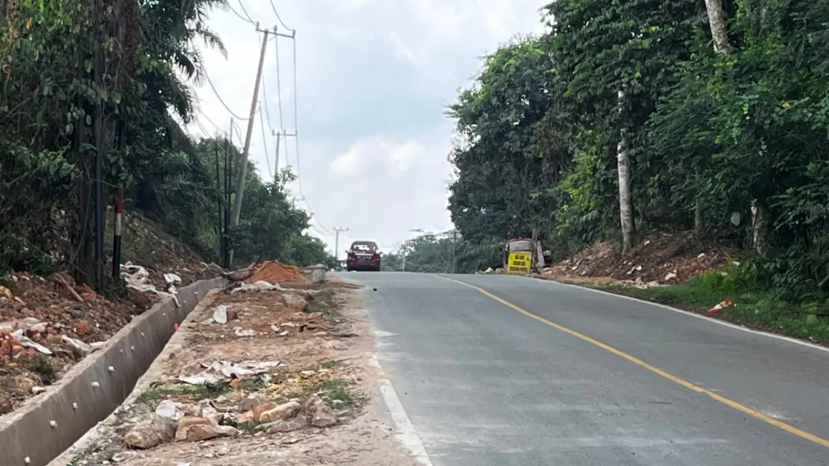 DISOROT: Pegerjaan drainase di Jalan Poros Bengalon, Kutai Timur dinilai belum sepenuhnya sesuai dengan kondisi dan kebutuhan di lapangan. (IST)

&nbsp;