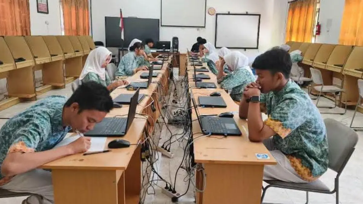 DIUMUMKAN: Pelaksanaan Olimpiade Sains Nasional tingkat kota yang diikuti oleh pelajar SMA se-Bontang. (ADIEL KUNDHARA/KP)