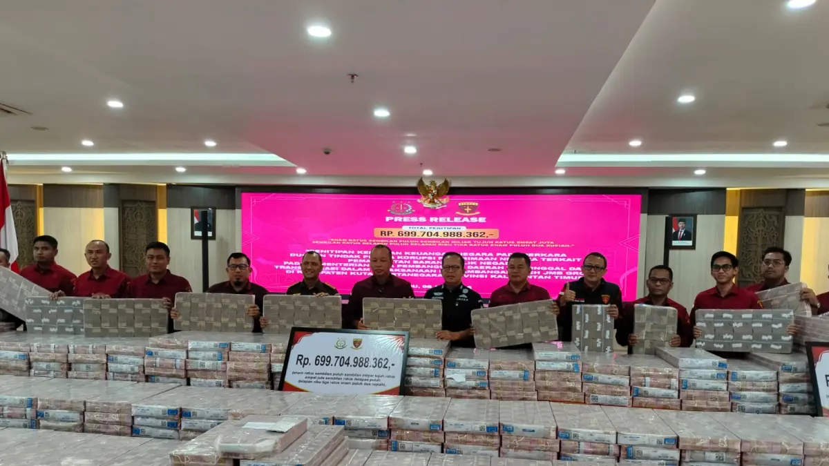 Tumpukan uang tunai rupiah dan beragam mata uang asing (valas) hasil pemulihan aset dari terdakwa Budiono Tambun dan Ginarsa Tandinegara. Kendati titipan dana talangan korupsi PT JMB Grup nyaris menyentuh Rp700 miliar, Kejati Kaltim memastikan proses pembuktian materiil di persidangan tidak akan gugur. (BAYU ROLLES/KP)