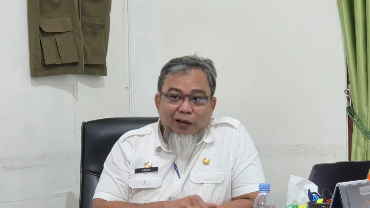 Kasatpol PP Kukar Arfan Boma saat dikonfirmasi di ruang kerjanya. (IST)

&nbsp;