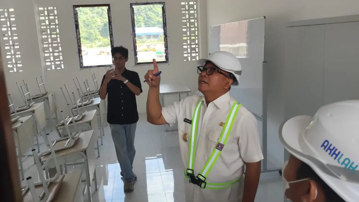 KEJAR TARGET: Saefuddin Zuhri bersama jajarannya ketika meninjau pembangunan SRT di Palaran, Rabu (8/7). (DENNY SAPUTRA/KP)