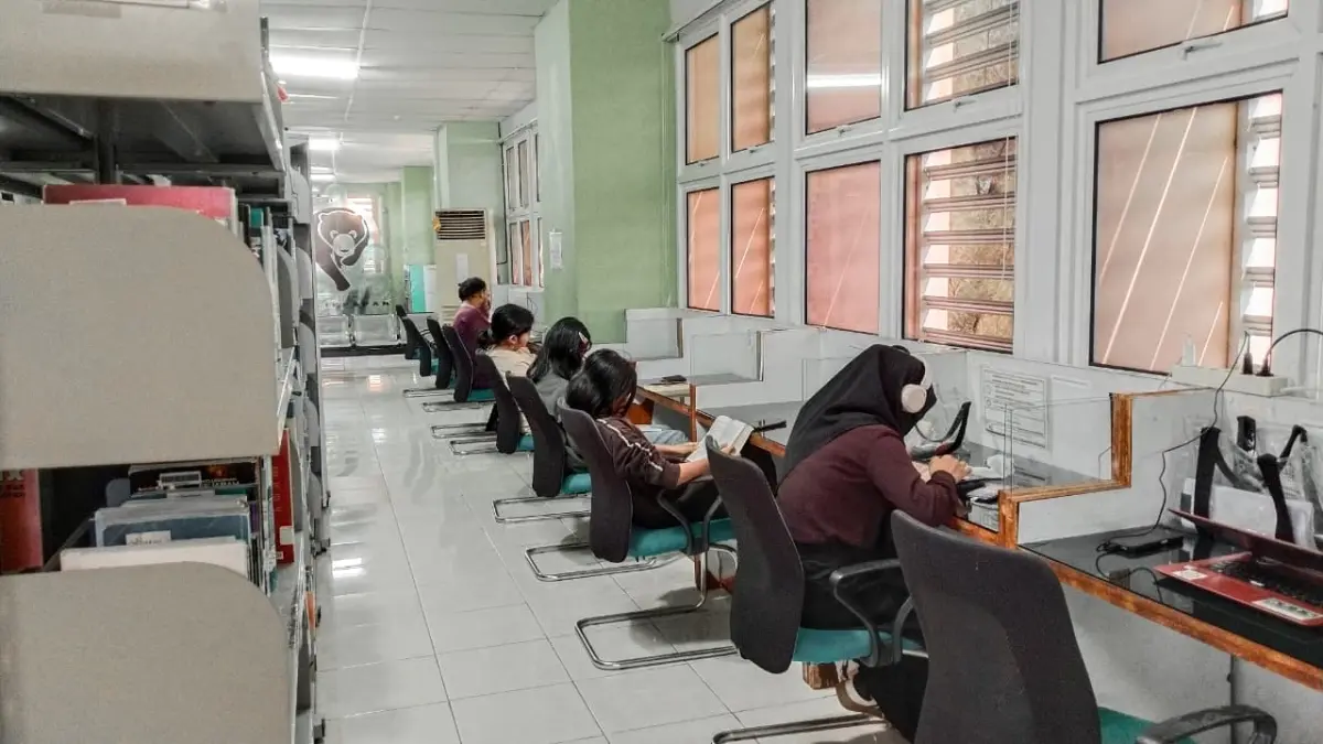 MANFAATKAN WAKTU LUANG: Tampak pelajar dan mahasiswa di Balikpapan memanfaatkan waktu luangnya dengan mengunjungi Perpustakaan Balikpapan. (PUTRA MALINAU/KP)