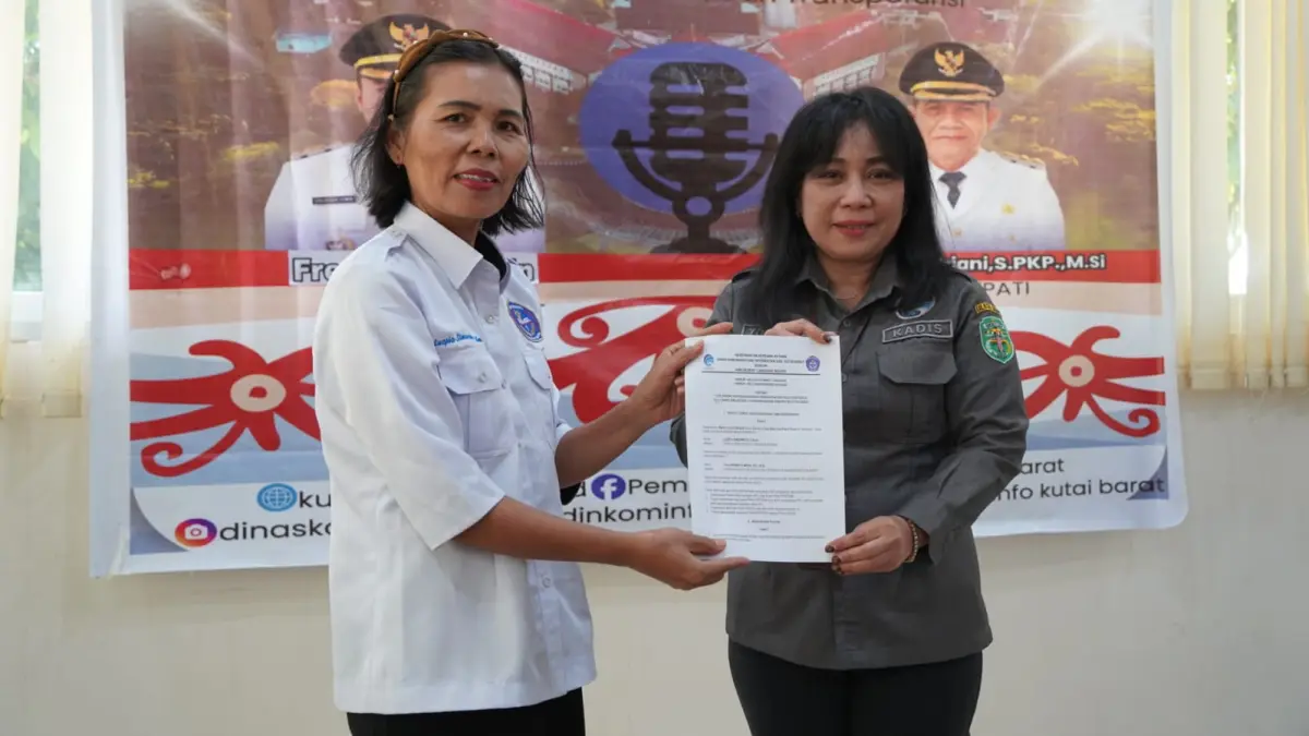 Para pihak menunjukkan dokumen kerja sama yang ditandatangani Diskominfo Kutai Barat dengan SMK 1 Linggang Bigung. (IST)