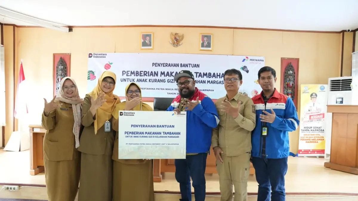 PEDULI GENERASI PENERUS: Pemberian makanan tambahan bagi sejumlah anak di Kelurahan Margasari dilakukan PPN Kilang Balikpapan untuk menurunkan angka kurang gizi kepada bayi bawah lima tahun (Balita) dan bawah dua tahun (Baduta).