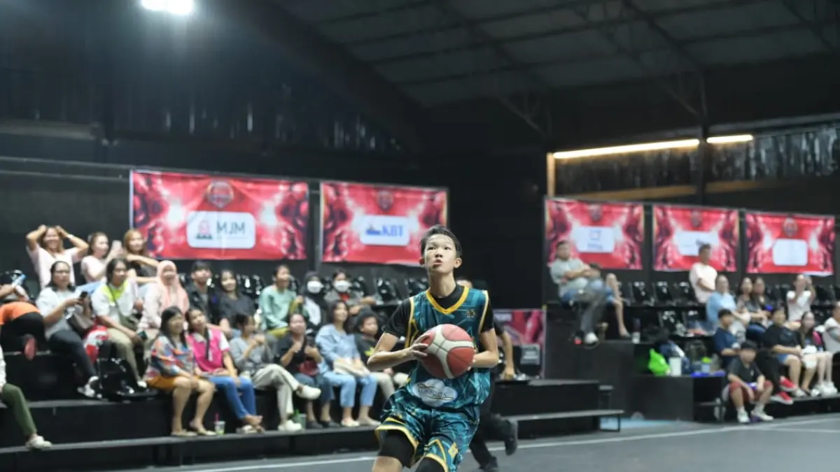 Pemain Blue Sky Balikpapan bertekad tampil maksimal saat menghadapi Gazebo pada partai final Kejurda Bola Basket KU-14 Kaltim di Samarinda, Rabu (8/7/2026). (DONI ADITYA/KALTIM POST)