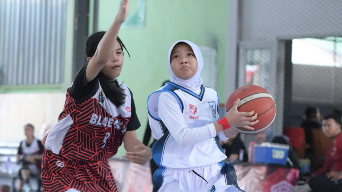 Pemain Bluefin Samarinda KU-12 putri bersiap menghadapi Gazebo Balikpapan pada partai final Kejurda Bola Basket Kaltim di Lapangan Basket Korem 091/ASN, Samarinda. (DONI ADITYA/KALTIM POST)