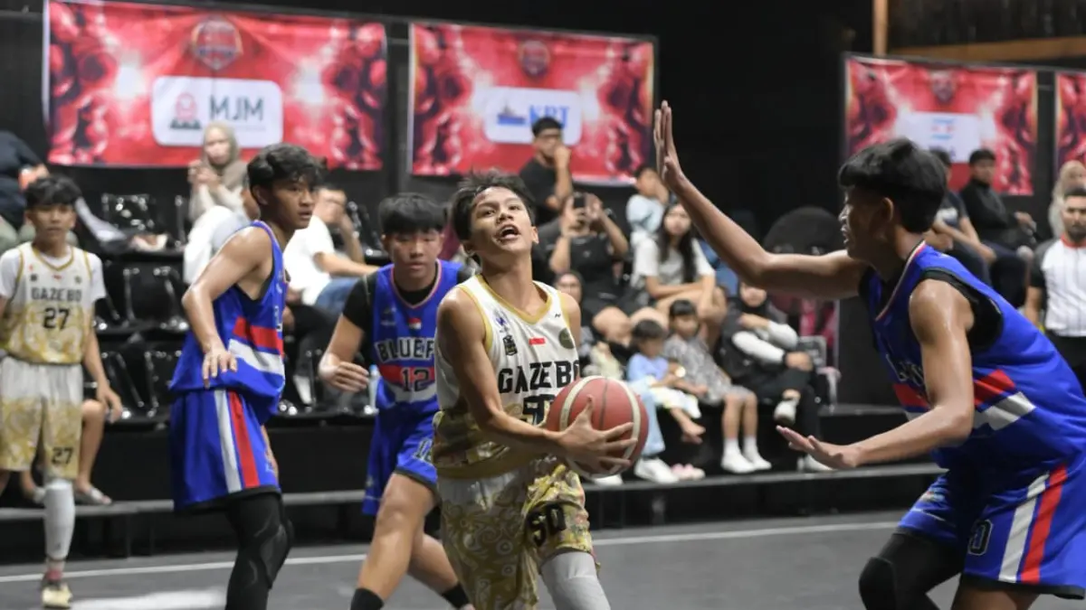 Pemain Gazebo Balikpapan menjaga fokus saat menjalani pertandingan Kejurda Basket KU-14 Kaltim di Samarinda. Gazebo memburu gelar juara setelah melaju ke final dengan rekor sempurna. (DONI ADITYA/KALTIM POST)