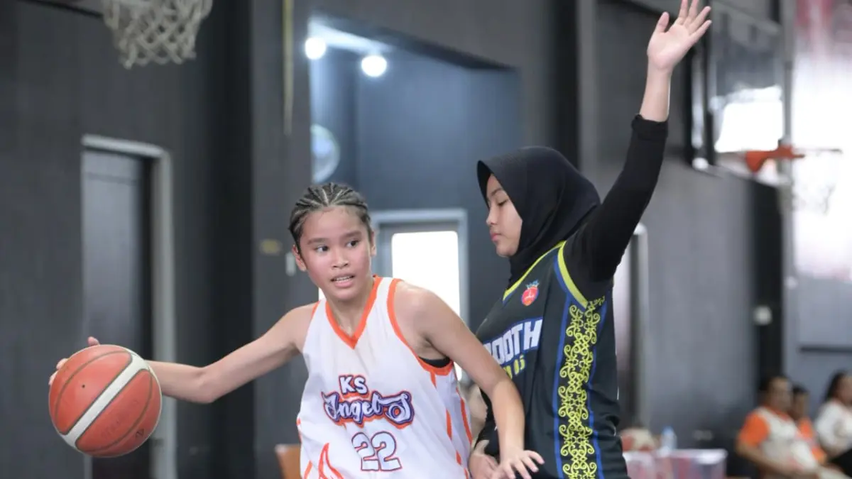 Pemain KS Angels, Nayaka (putih-oranye), menjadi salah satu andalan tim yang diharapkan mampu membawa KS Angels meraih gelar juara Kejurda Basket KU-14 Kaltim di Samarinda. (DONI ADITYA/KALTIM POST)