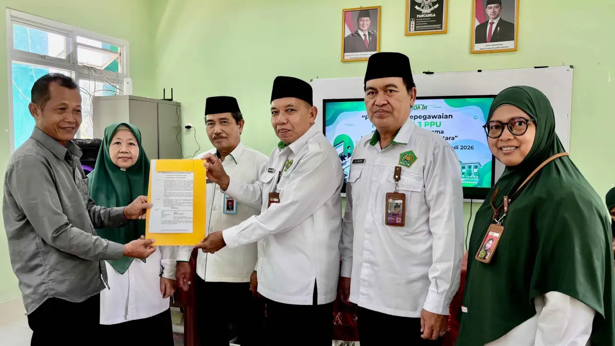PEMUTUSAN KONTRAK: Kepala Kementerian Agama PPU, Muhammad Syahrir (tiga kanan) saat menyerahkan SK pemutusan kontrak kepada PPPK yang melanggar disiplin kerja.(Humas Kemenag PPU)
