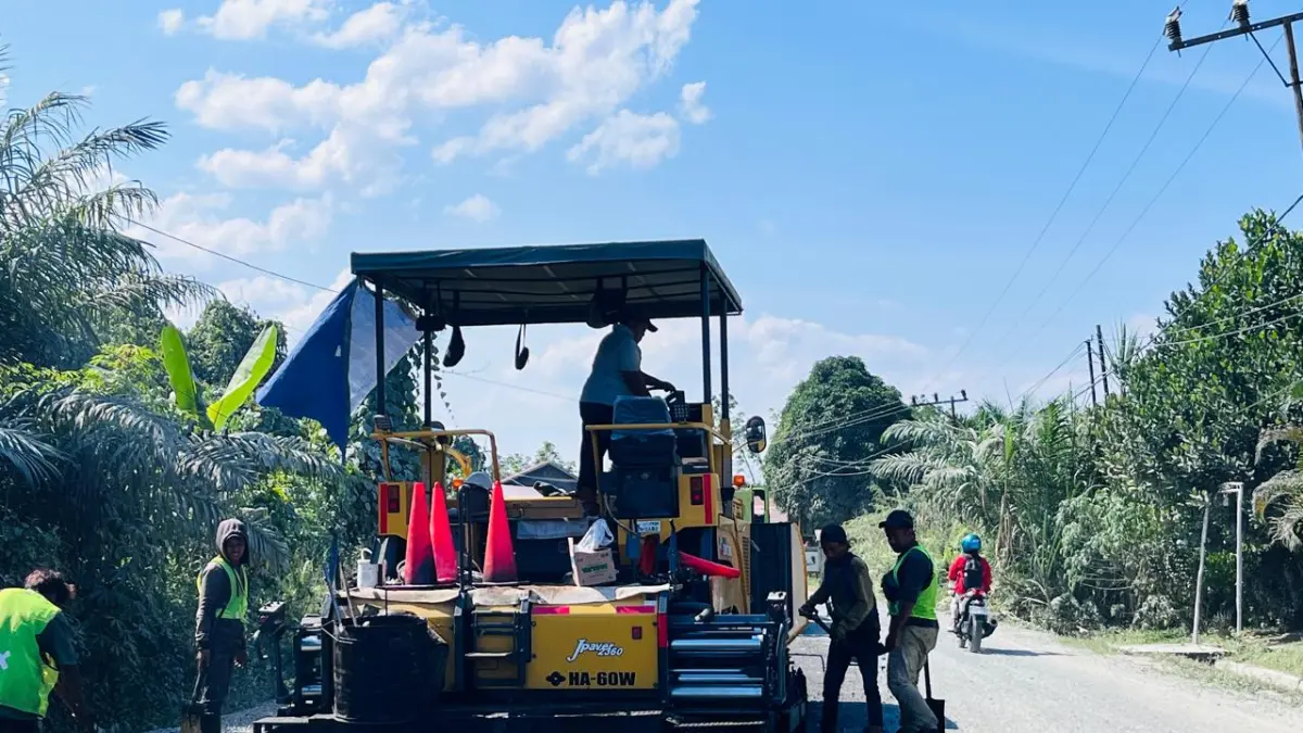Pengaspalan taktis di ruas jalan kawasan Jembatan GBU, Kampung Jengan Danum, Kutai Barat. (BBPJN Kaltim)