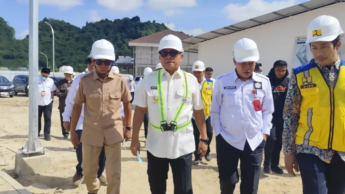 PERIKSA: Syaparudin (kiri) ketika meninjau pembangunan SRT di Palaran, bersama jajaran Wakil Walikota Samarinda, Rabu (8/7).