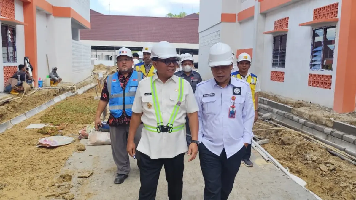 PERTIMBANGAN: Suwarso (kanan) ketika mendampingi Saefuddin Zuhri meninjau penyelesaian pembangunan SRT di Palaran, Rabu (8/7). (DENNY SAPUTRA/KP