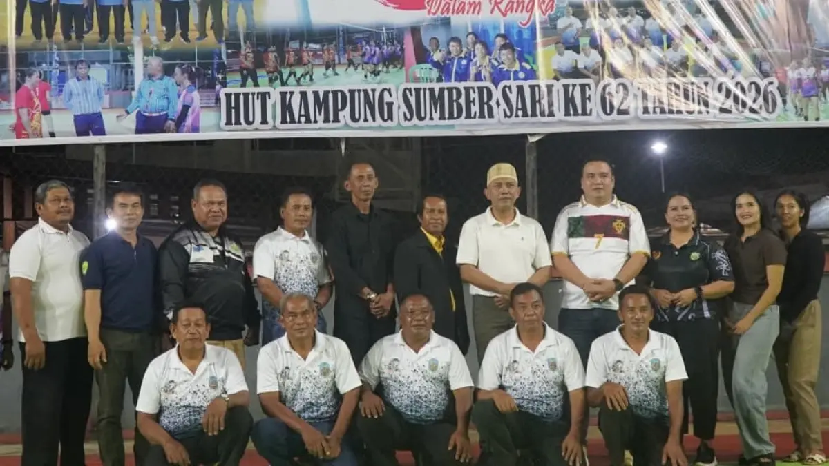 Petinggi Kampung Sumber Sari bersama panitia saat pembukaan Turnamen Bola Voli Sumber Sari Cup III yang diikuti 45 tim di Kabupaten Kutai Barat.